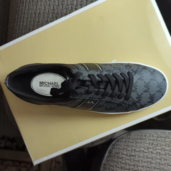 Shoes - Picture 2 of 3